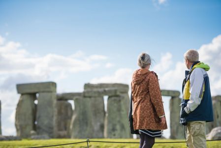 Monoliti di Stonehenge con visitatori