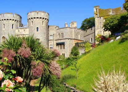 Il castello di Windsor dai giardini reale