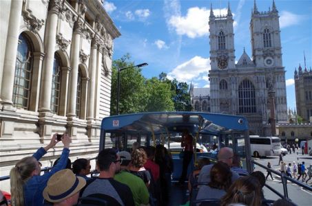 Bus turistico all'Abbazia di Westminster a Londra