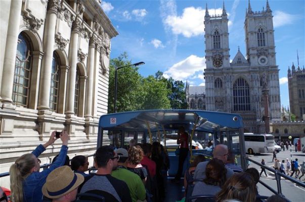 Bus turistico all'Abbazia di Westminster a Londra