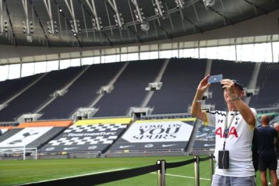 Una panoramica sul campo e sulle tribune del Tottenham Hotspur Stadium