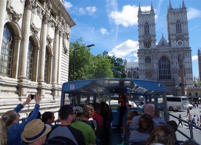 Bus turistico all'Abbazia di Westminster a Londra