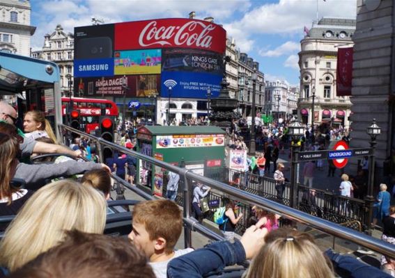 Bus turistico a Piccadilly Circus