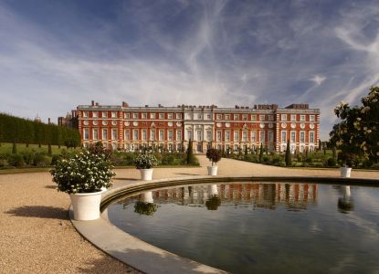 Hampton Court Palace si trova poco fuori Londra