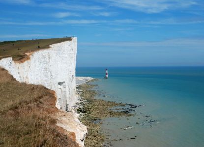 Sosta e ammira le bianche scogliere di Dover